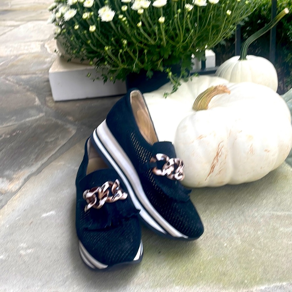 Softwaves black Tortoise buckle Sneaker ! Size 40